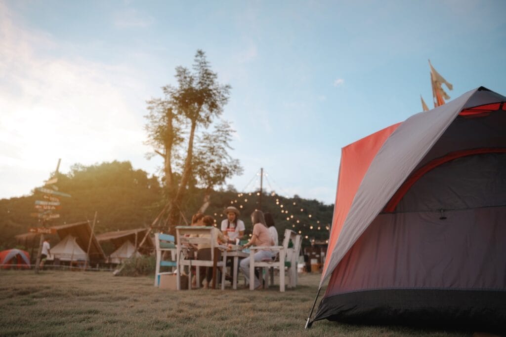 Condensul în cort, o problemă frecventă în campingul de familie Cort de camping amplasat într-un camping, exemplu de aerisire corectă și utilizare practică